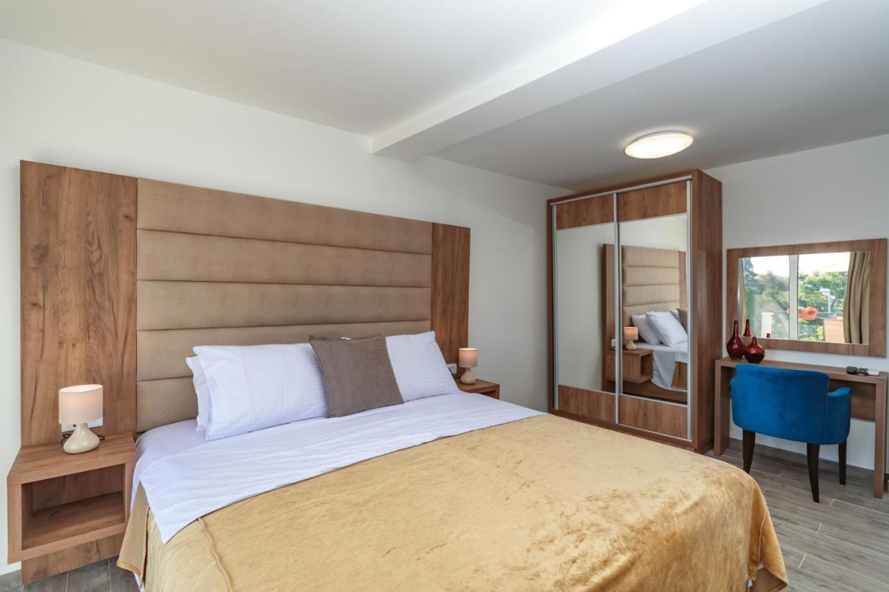 Mika'S Seaview Apartments 巴尔 客房 照片